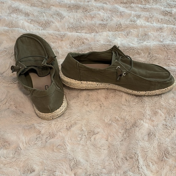 Olive green hey dude shoes size 11 - Picture 2 of 2